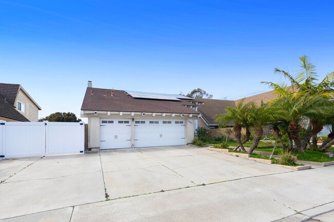 Building Photo - Gorgeous Cul-De-Sac Huntington Beach Home — Biking Distance to the Beach!