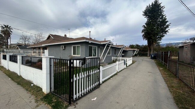 Building Photo - 632 W 9th St Unit 3