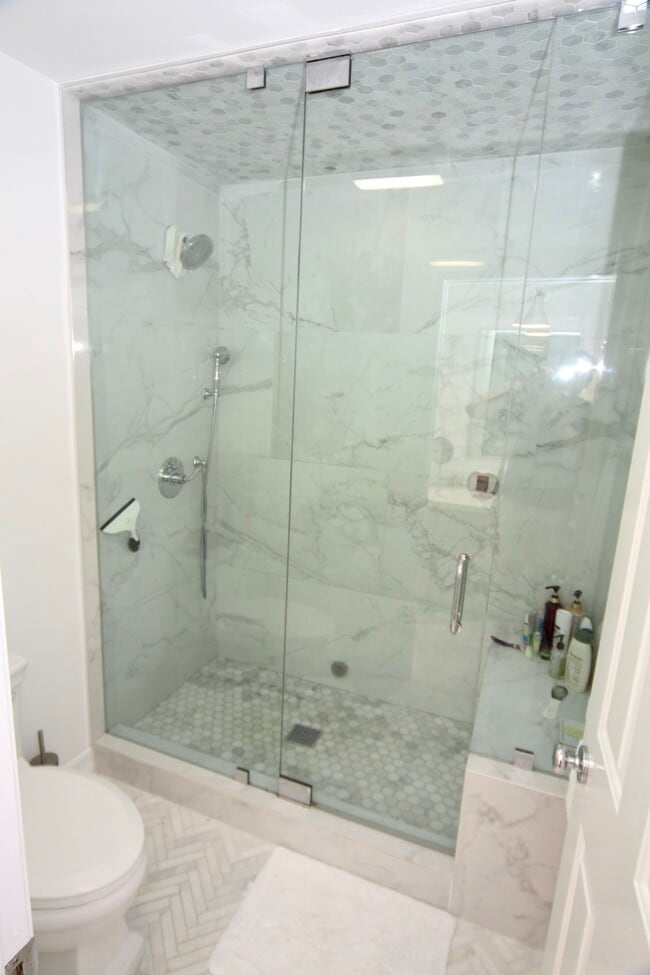Master bathroom w/ steam shower - 800 N Juanita Ave