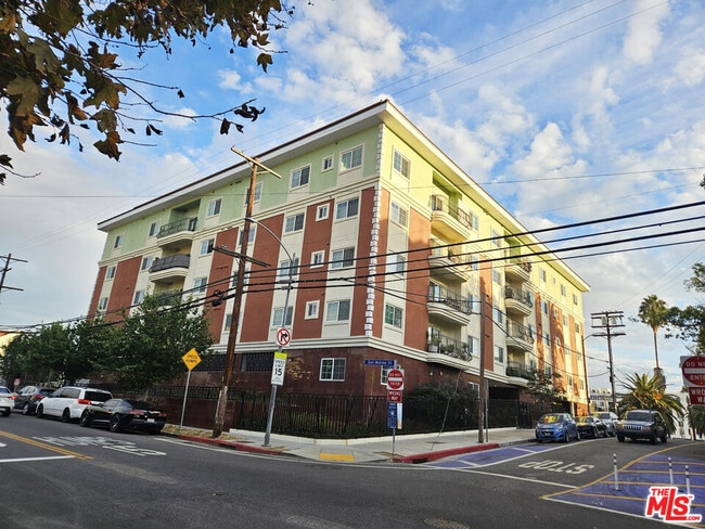 Building Photo - 944 S Serrano Ave Unit PH1