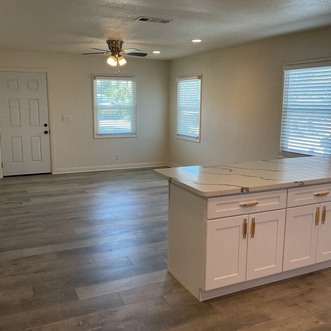 Photo - 816 W G St