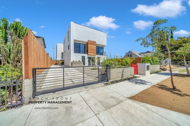 Photo - 660 N. Mariposa Ave.