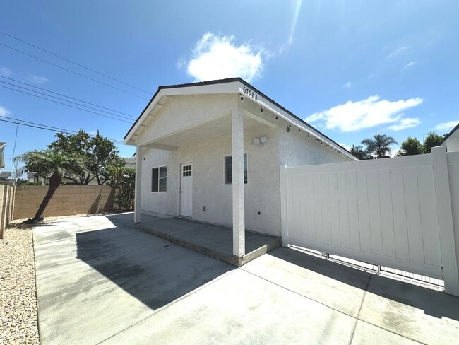 Building Photo - Willow Cir Unit A