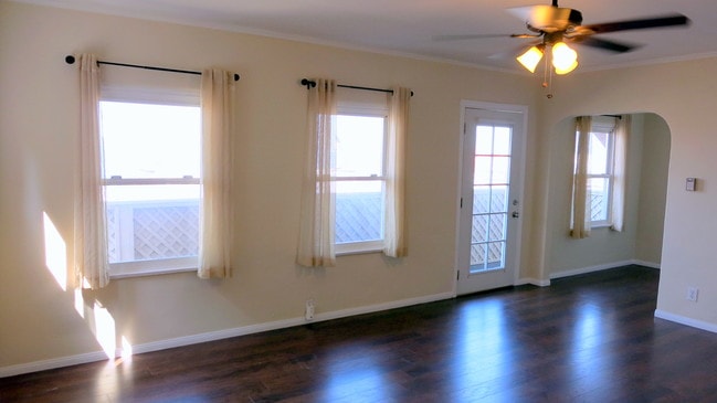 Building Photo - 3607 Crest Dr Unit Lower