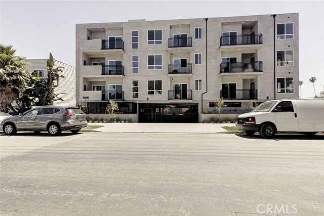 Building Photo - 14810 Delano St Unit 403