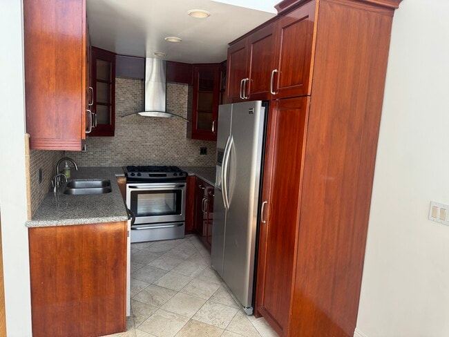 Building Photo - 1154 S Barrington Ave Unit 313