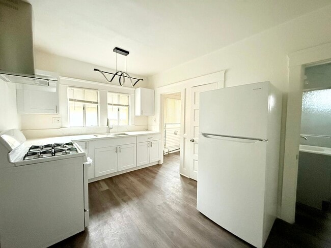 Photo - 1908-1910.5-19105 Daly St Unit 1910.5