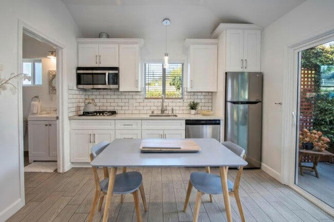 Building Photo - 5838 Beckford Ave Unit 5836-1