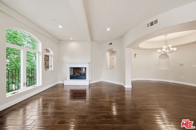 Photo - 320 S Swall Dr Unit 3