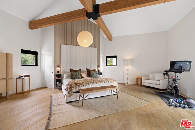 Photo - 2065 Watsonia Terrace