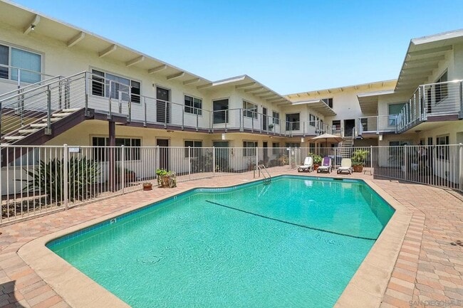 Building Photo - 519 Stratford Ct Unit C