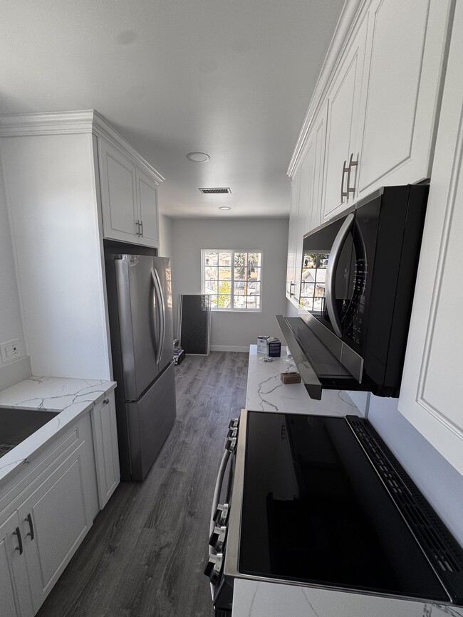 Building Photo - 639 W 4th St Unit 639