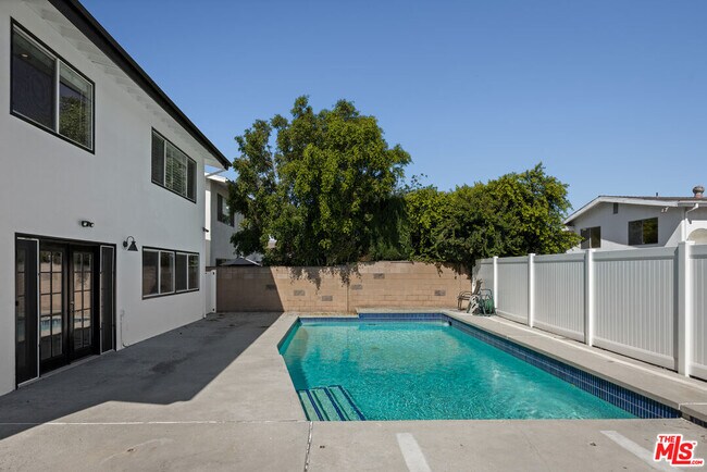Photo - 18113 Bromley St