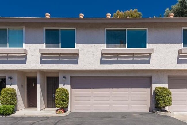 Building Photo - 3BD 2BA 2CAR Garage Townhouse located in L...
