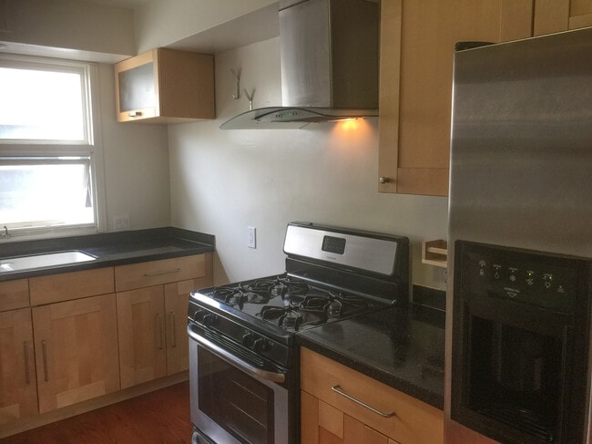 Photo - 933 E 1st St Unit 8