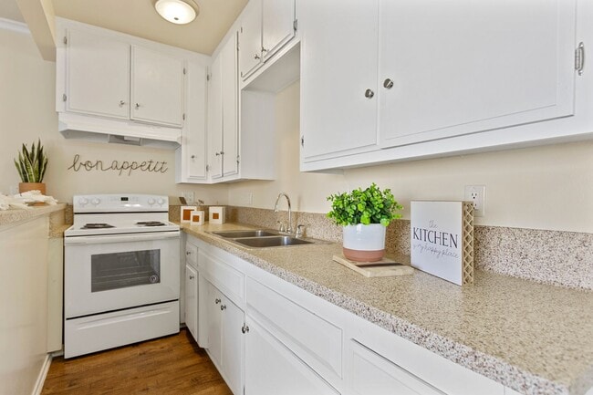 Photo - Holiday West Apartments