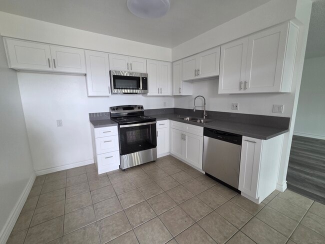 Building Photo - 3455 Elm Ave Unit #307