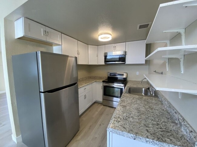 Building Photo - 3 Bed 2 Bath condo with a large master loft style bedroom Unit B