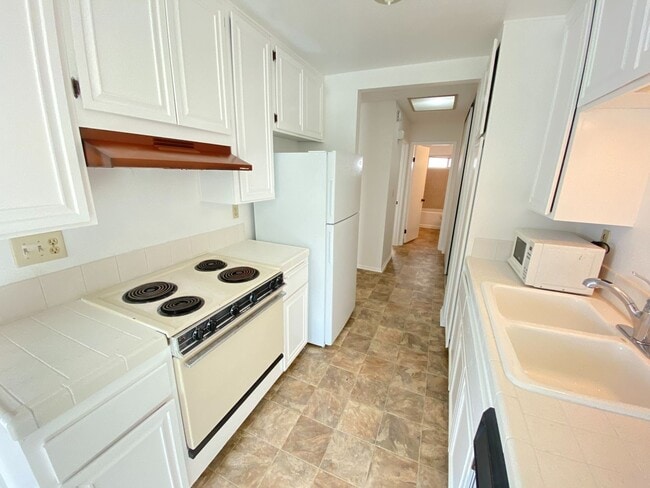 Building Photo - 1 Bedroom Condo in Pacific Beach.
