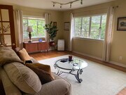 Living Roon - 5458 1/2 Village Grn