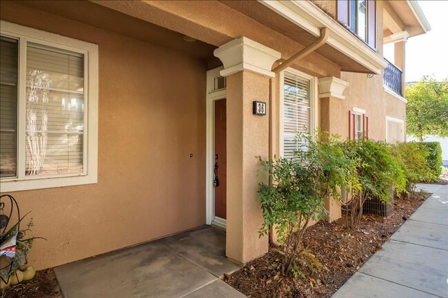 Photo - IMMACULATE 2+2 VALENCIA TOWNHOME!