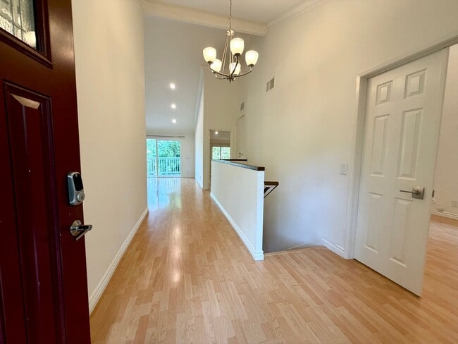 Building Photo - Beautiful 4 bedroom 2.5 bath home in Oak Park