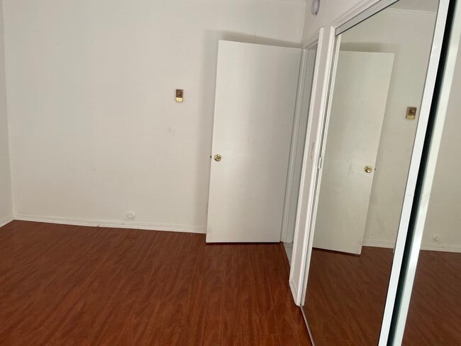 Newer paint - 7617 De Longpre Ave Unit 1