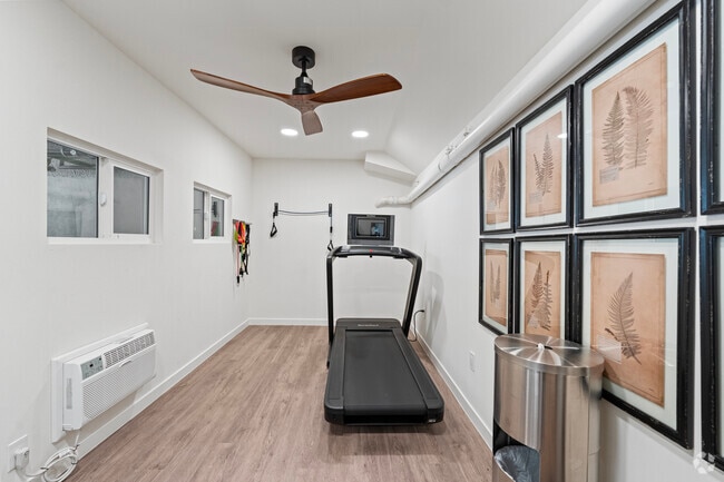 Gym - Premier Apartment Complex Near Hollywood P...