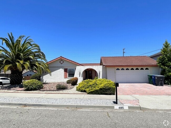 Building Photo - Beautifully Maintained Northern Vandenberg... Rental