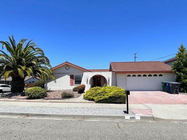 Beautifully Maintained Northern Vandenberg... - Beautifully Maintained Northern Vandenberg... House