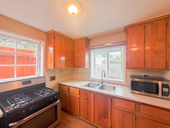 Photo - 574-576 MCINTOSH STREET Unit MCI574