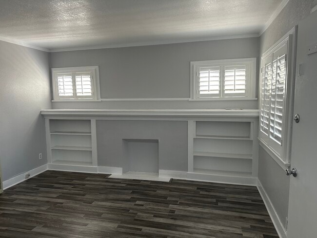 Building Photo - 902 W 73rd St Unit 73rd Street