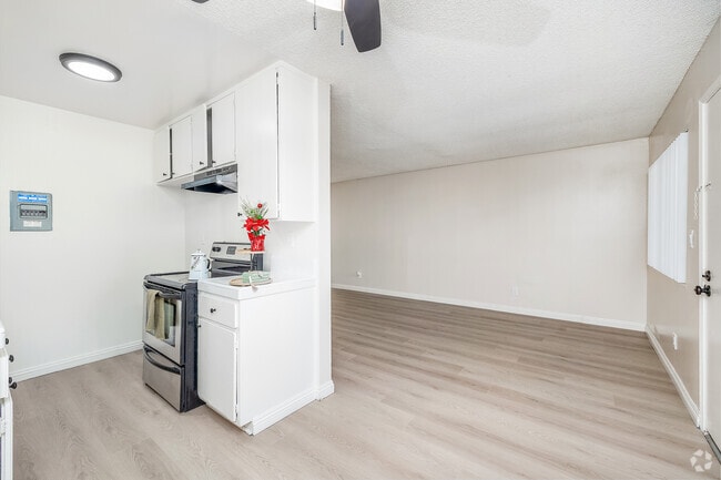 1BR, 1BA - 640SF - Kitchen - DOTY (Ocean Breeze)