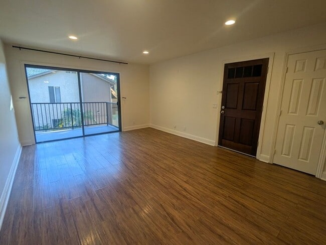 Building Photo - 2 Bedroom-1 Bathroom Single Story Condo; 2nd floor Unit 115