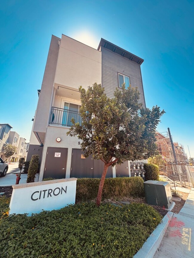 Beautiful Modern 3-Story Townhome - Beautiful Modern 3-Story Townhome