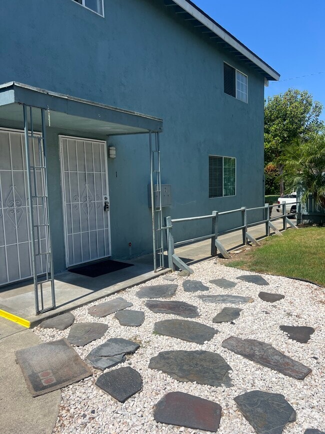 Building Photo - 2860 La Salle Ave Unit # 1 Rental