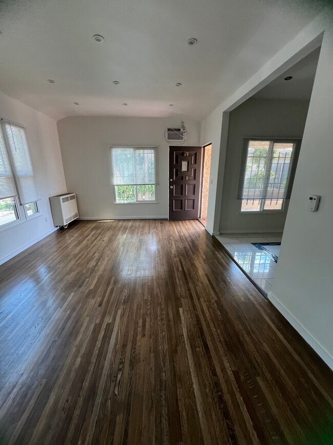 Photo - 1049 N Stanley Ave Apartments