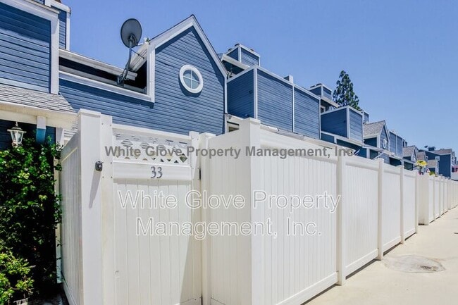 Building Photo - 205 S Redwood Ave Unit #33