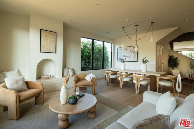 Photo - 11748 La Maida St