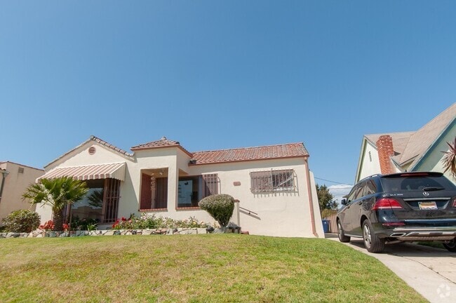 Building Photo - Stunning Single family house