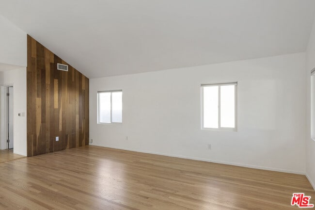 Photo - 5712 Buchanan St