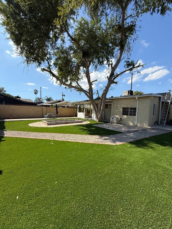 Photo - 19148 Saticoy St