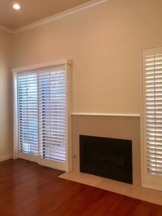 Photo - Beautiful and spacious multilevel townhouse in model home condition