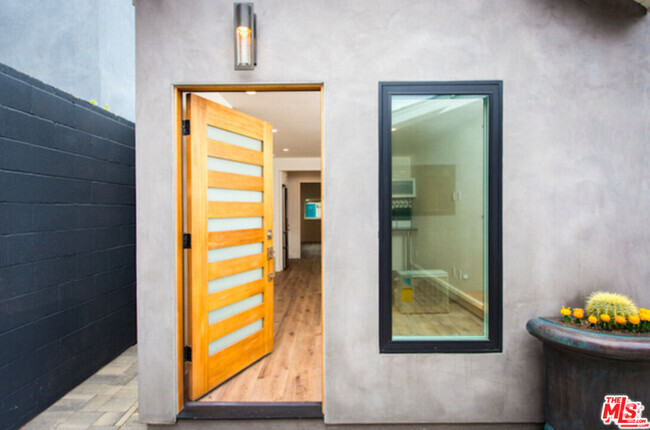 Building Photo - 2341 Beach Ave Unit 2341 1/2 Rental