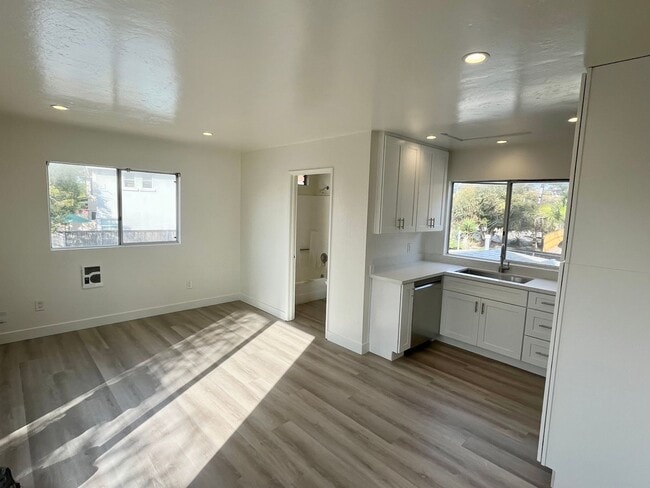 Building Photo - One Bedroom with Yard West of Hwy 101 Encinitas