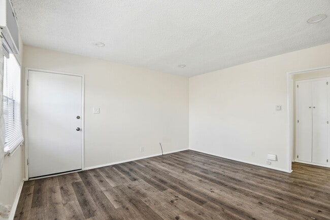 Photo - 1112 W 92nd St