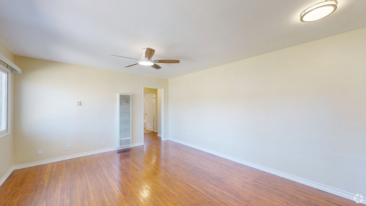 3D Tour - 7001 Hazeltine Ave