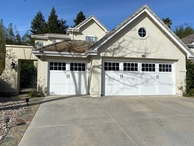 Building Photo - Private Courtyard Entry & Expansive Backyard Oasis