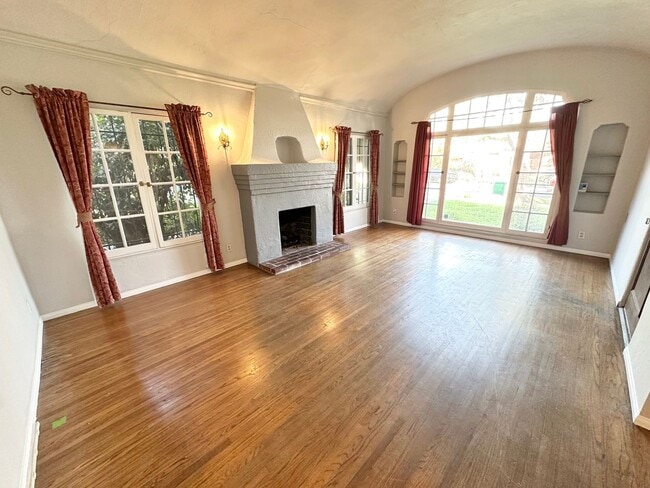 Building Photo - Beautiful Vintage Home with RV Sized Garage and Large Backyard