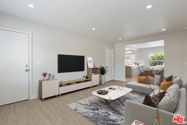 Building Photo - 5454 S San Vicente Blvd